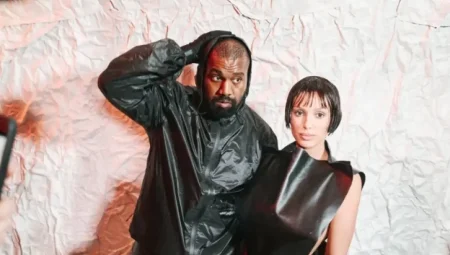 Kanye West, gamalı haç baskılı tişört satışını başlatınca Shopify mağazasını kapattı